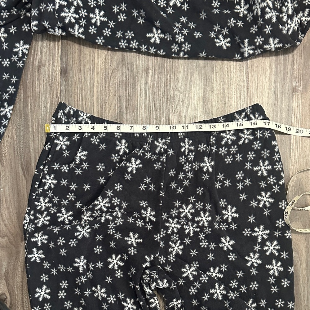 Old Navy Women's Black and White Snowflake Pajama Set - Picture 6 of 8